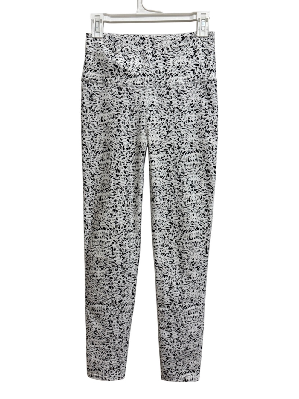 Marika Geometric Active Leggings in White, Black & Gray Sz M